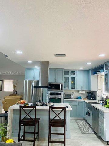 18237 NW 61st Pl, Hialeah, FL 33015