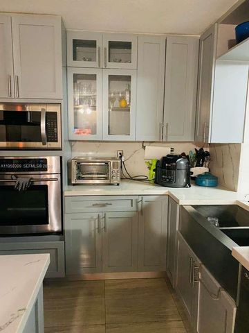 18237 NW 61st Pl, Hialeah, FL 33015