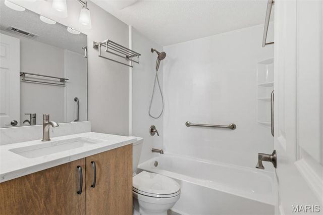 918 Hanna Place Court F, Ballwin, MO 63021
