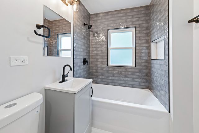 5002 W Gunnison Street 2, Chicago, IL 60630