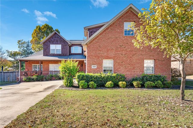 2265 N Covington Park Boulevard, Fayetteville, AR 72703