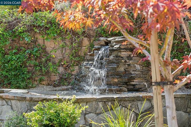11 Redwood Cir, Lafayette, CA 94549