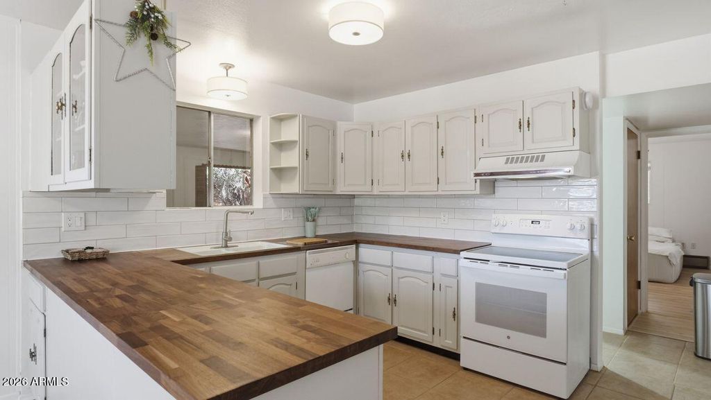 Image 11 of property listing at 3555 E RIMROCK Drive, Rimrock, AZ 86335