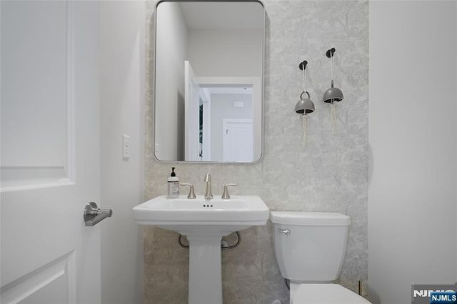 16 Melbourne Drive, Oakland, NJ 07436