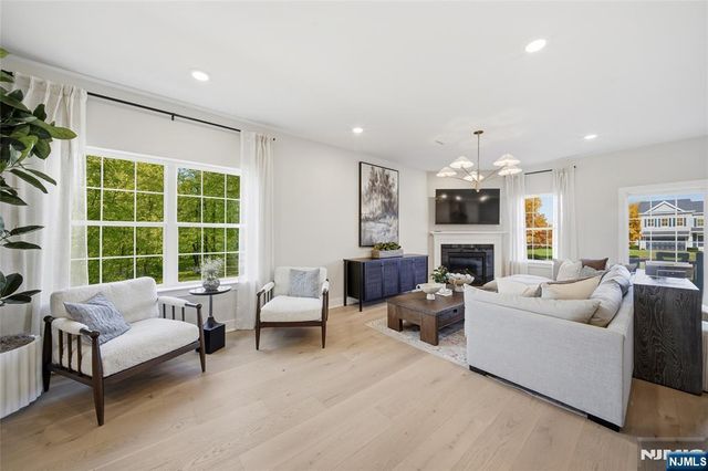 16 Melbourne Drive, Oakland, NJ 07436