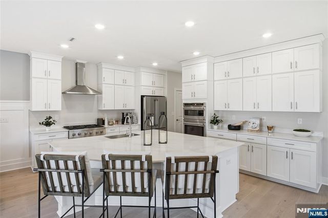 16 Melbourne Drive, Oakland, NJ 07436