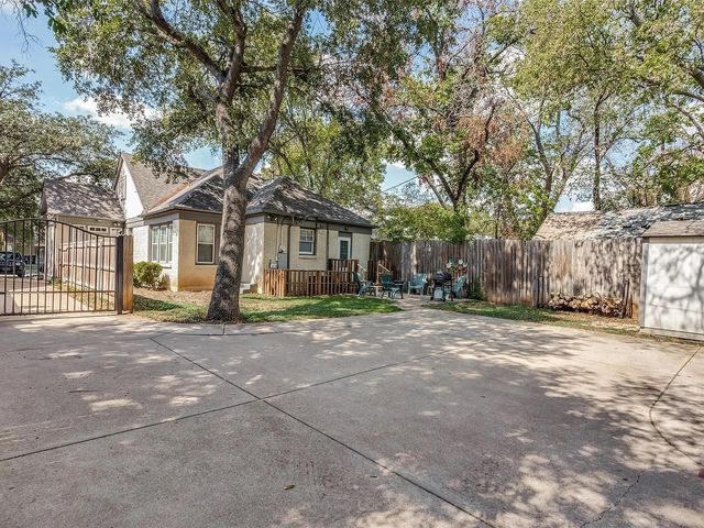 3211 Cockrell Avenue, Fort Worth, TX 76109