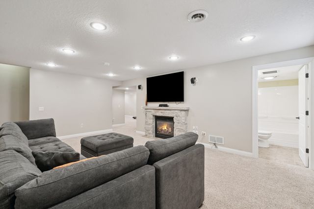 5811 Duggleby Avenue, Davenport, IA 52807