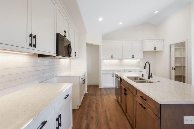 1364 Periwinkle PASS, Oconomowoc, WI 53066