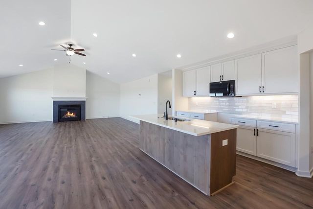 1364 Periwinkle PASS, Oconomowoc, WI 53066