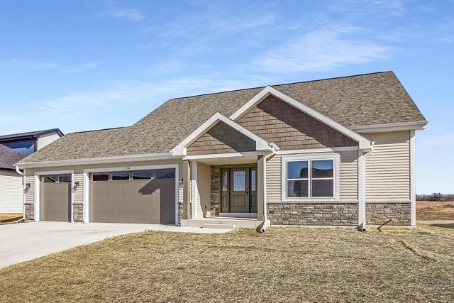 1364 Periwinkle PASS, Oconomowoc, WI 53066