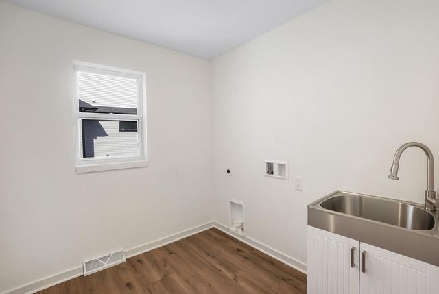 1364 Periwinkle PASS, Oconomowoc, WI 53066