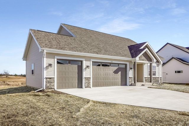 1364 Periwinkle PASS, Oconomowoc, WI 53066