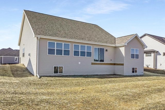1364 Periwinkle PASS, Oconomowoc, WI 53066