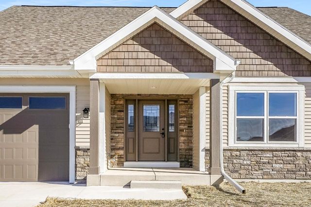 1364 Periwinkle PASS, Oconomowoc, WI 53066