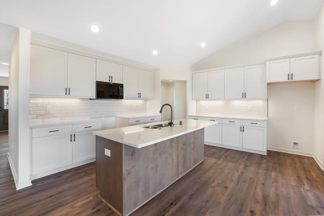 1364 Periwinkle PASS, Oconomowoc, WI 53066