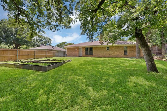 2505 Ironwood Court, Arlington, TX 76016