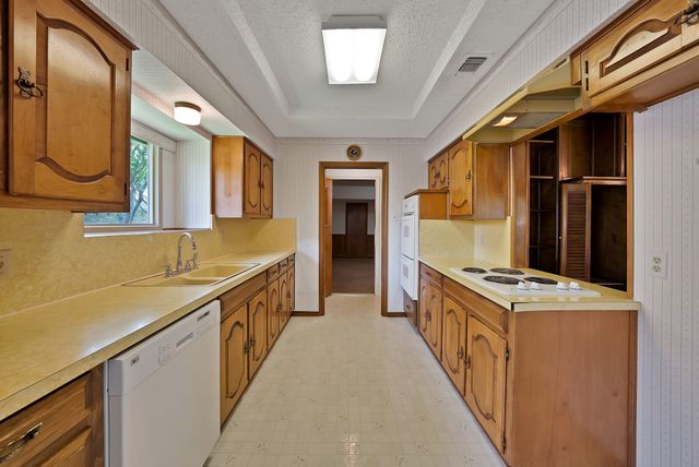 2505 Ironwood Court, Arlington, TX 76016