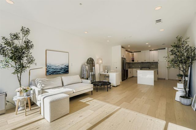 1600 S 1st ST 201, Austin, TX 78704