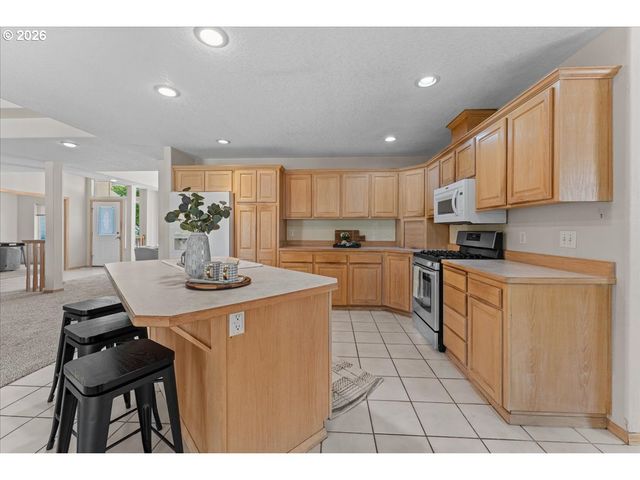 36740 ELDRIDGE Dr, Sandy, OR 97055