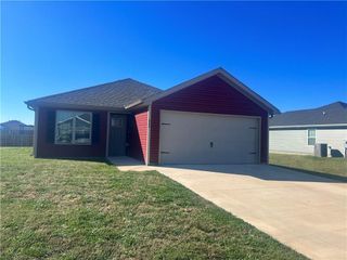 820 S Parrot Lane, Siloam Springs, AR 72761