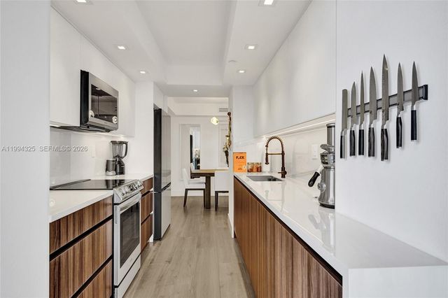 1000 Quayside Ter 707, Miami, FL 33138