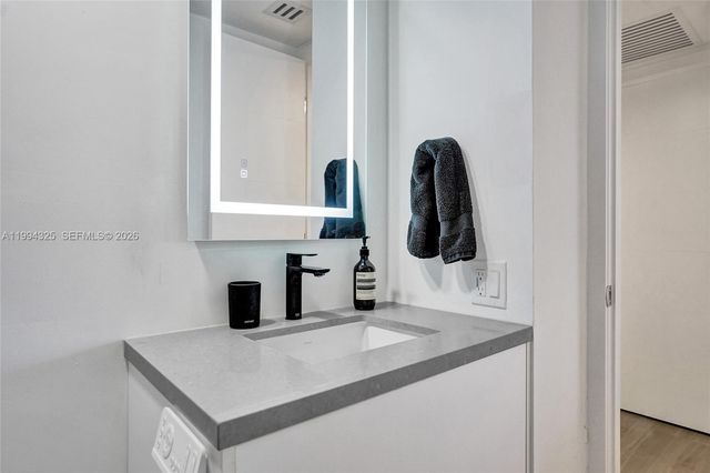 1000 Quayside Ter 707, Miami, FL 33138