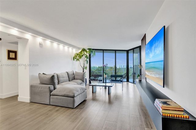 1000 Quayside Ter 707, Miami, FL 33138