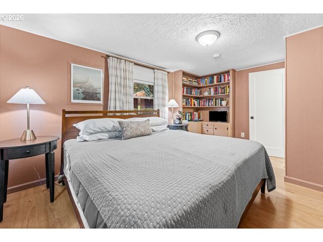 9101 Sw 23RD Dr, Portland, OR 97219