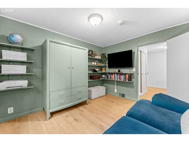 9101 Sw 23RD Dr, Portland, OR 97219