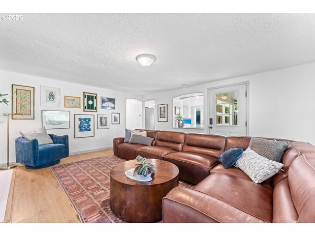 9101 Sw 23RD Dr, Portland, OR 97219
