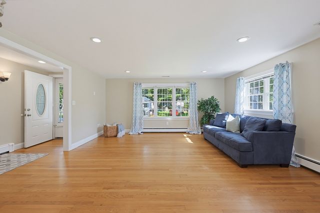 2 Malden St, Oxford, MA 01540