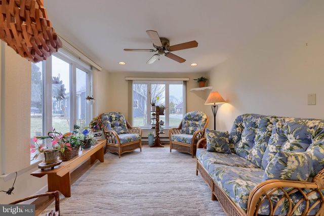 314 W CONESTOGA ST, New Holland, PA 17557