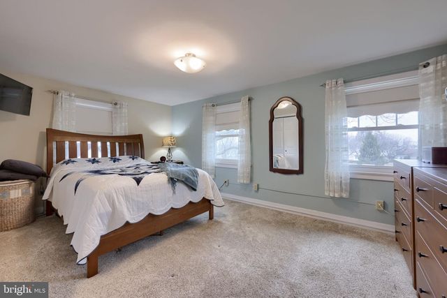 314 W CONESTOGA ST, New Holland, PA 17557