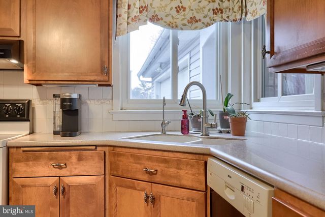 314 W CONESTOGA ST, New Holland, PA 17557