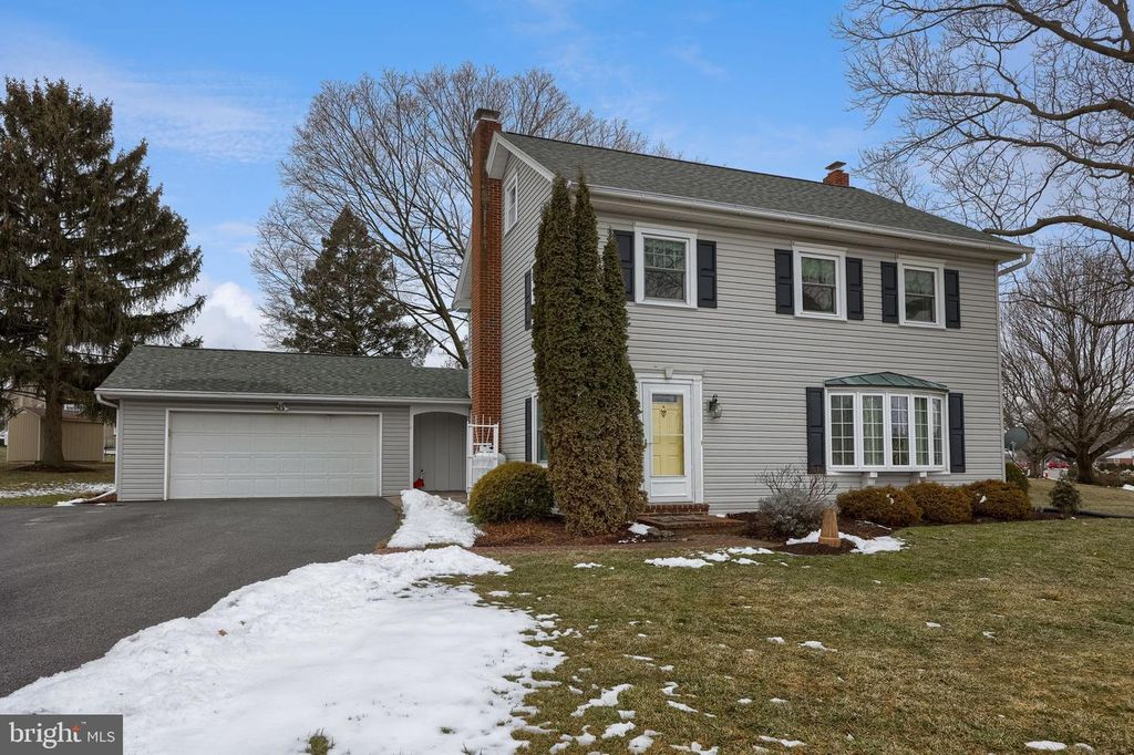 314 W CONESTOGA ST, New Holland, PA 17557