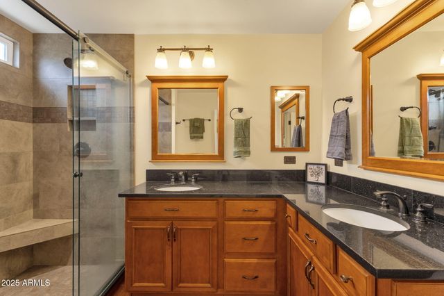 4560 E SUNRISE Drive, Phoenix, AZ 85044