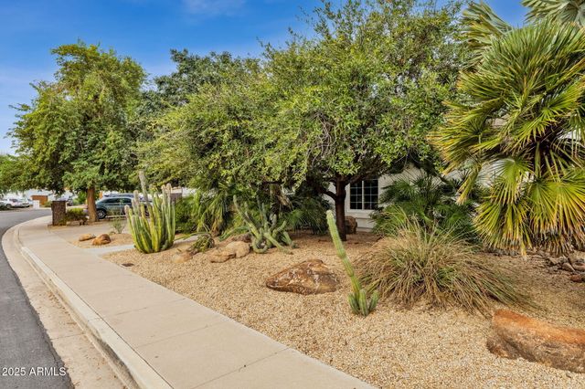 4560 E SUNRISE Drive, Phoenix, AZ 85044