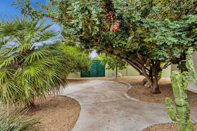 4560 E SUNRISE Drive, Phoenix, AZ 85044