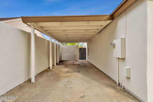 4560 E SUNRISE Drive, Phoenix, AZ 85044