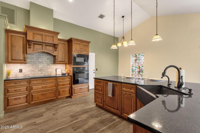 4560 E SUNRISE Drive, Phoenix, AZ 85044