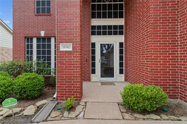 10902 Spruce Drive N, La Porte, TX 77571