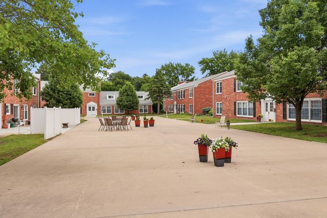3215 E Locust Street A2-21, Davenport, IA 52803