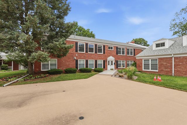 3215 E Locust Street A2-21, Davenport, IA 52803