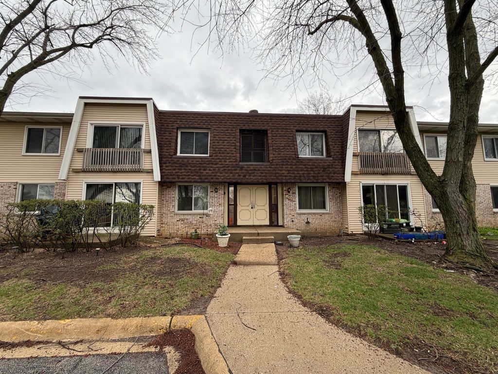 2920 Roberts Drive 8, Woodridge, IL 60517