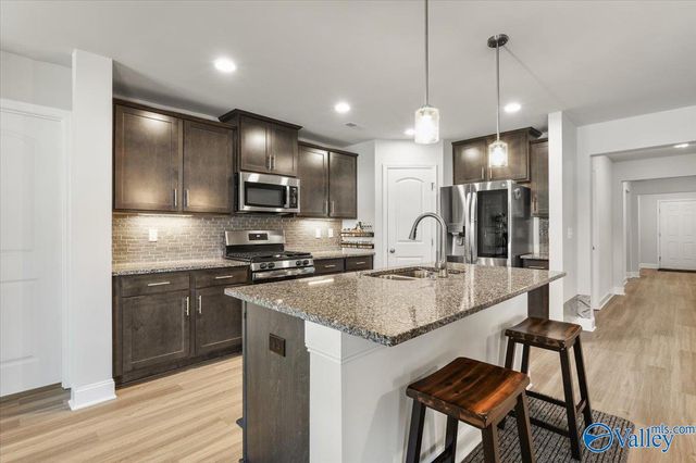 143 River Pointe Drive W, New Market, AL 35761