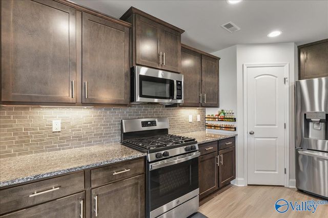 143 River Pointe Drive W, New Market, AL 35761