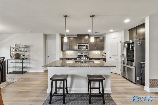 143 River Pointe Drive W, New Market, AL 35761