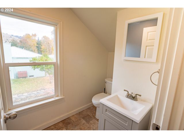 410 N MOUNTAIN Blvd, Mount Vernon, OR 97865