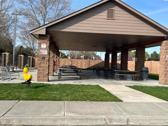 2843 Troon Ct, Richland, WA 99354